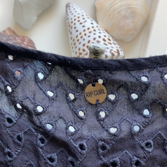 Rip curl black eyelet top. Excellent condition. M - Picture 3 of 3